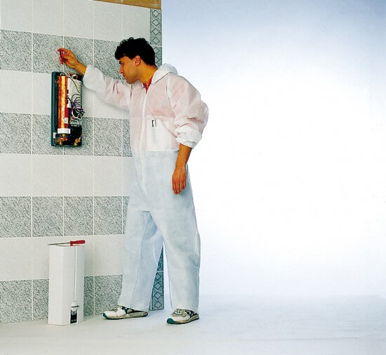 Arbeiter in Einweg Overall Monotex, weiß